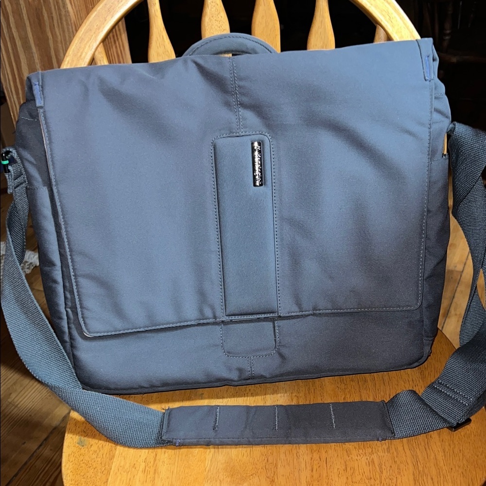 Kensington Stylish Black Messenger Bag Laptop